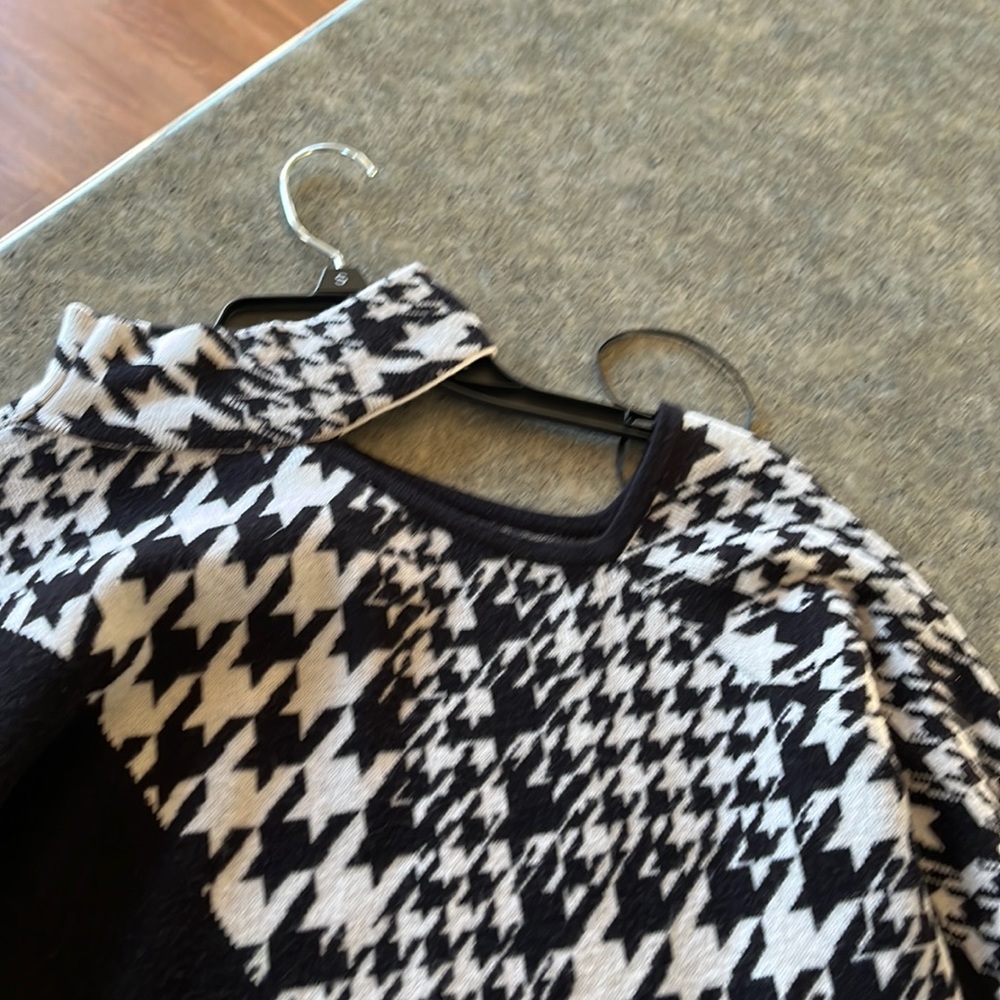 Women’s sweater, one shoulder, open, black and white size medium